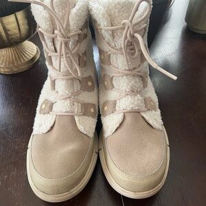 Sorel Women's Ankle Boots in Cream and Tan- Sz 11